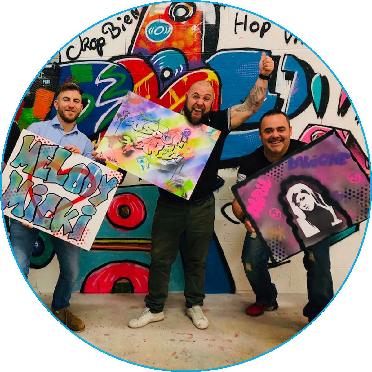 animation d'un anniversaire original, ludique et créatif avec GRAFFITIversaire avec notre atelier de customisation et décoration au spray sur poster rigide au format A2